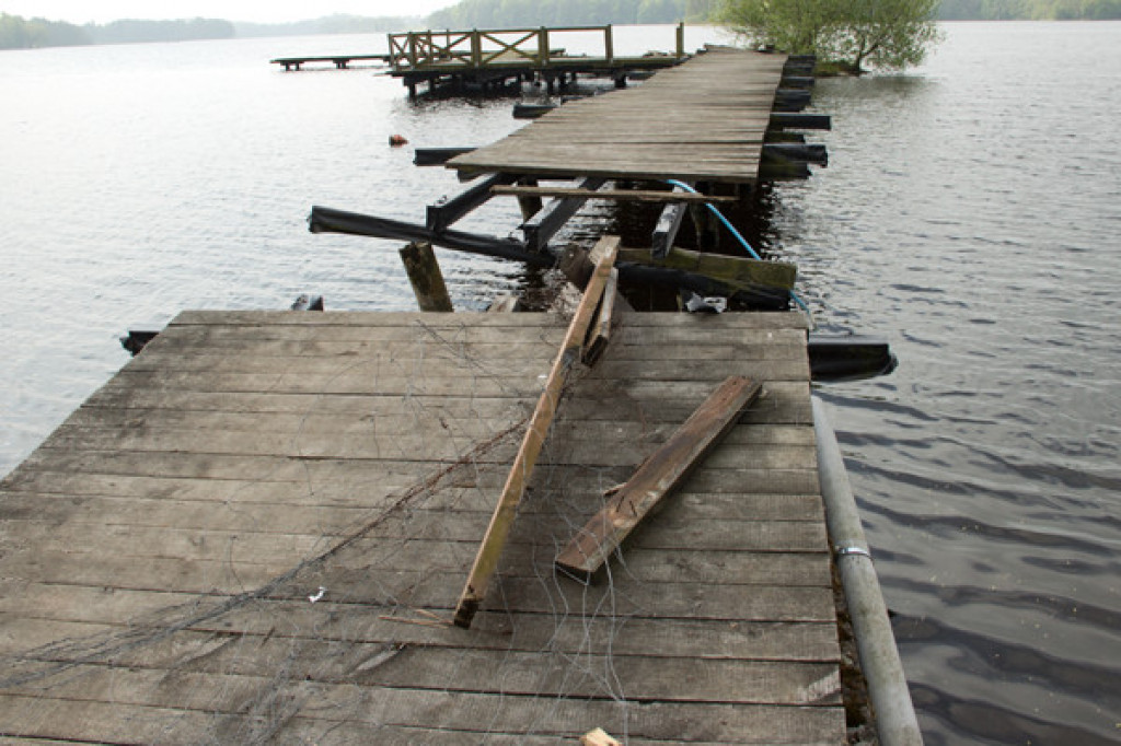 Rozwalający się pomost ? kto się nim zajmie?