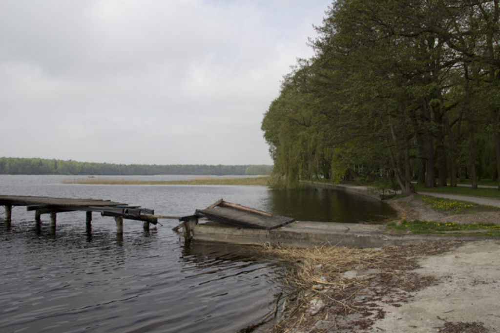 Rozwalający się pomost ? kto się nim zajmie?
