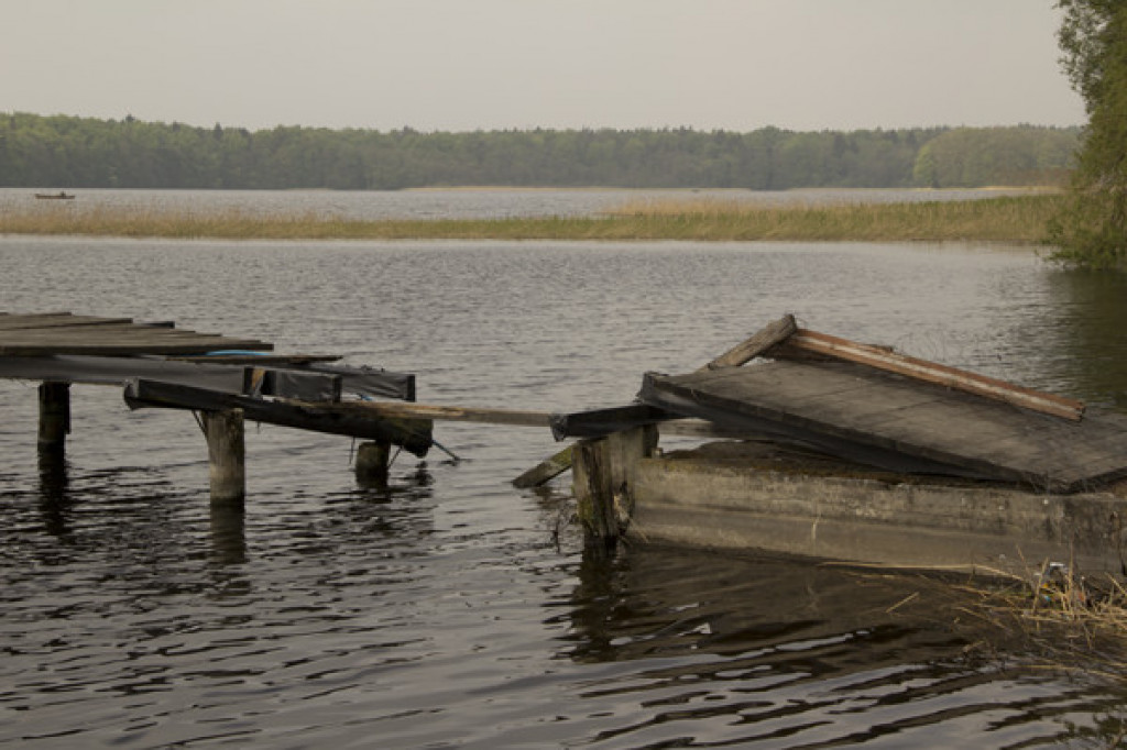 Rozwalający się pomost ? kto się nim zajmie?