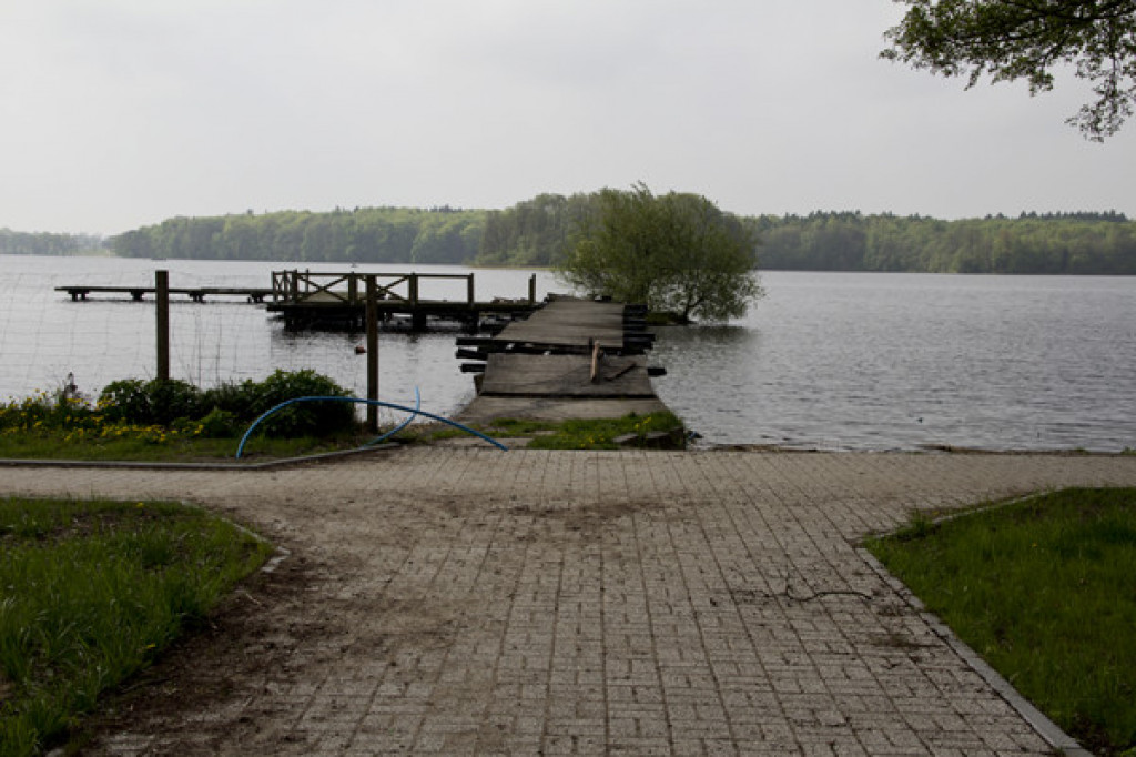 Rozwalający się pomost ? kto się nim zajmie?