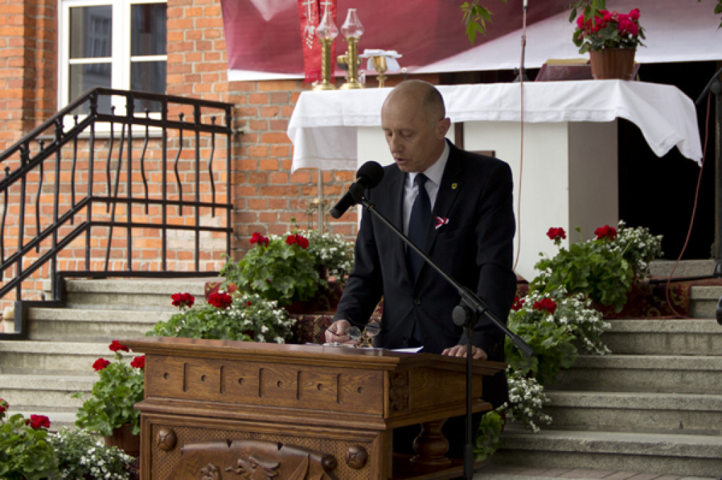 Rocznica 3 Maja przed ratuszem