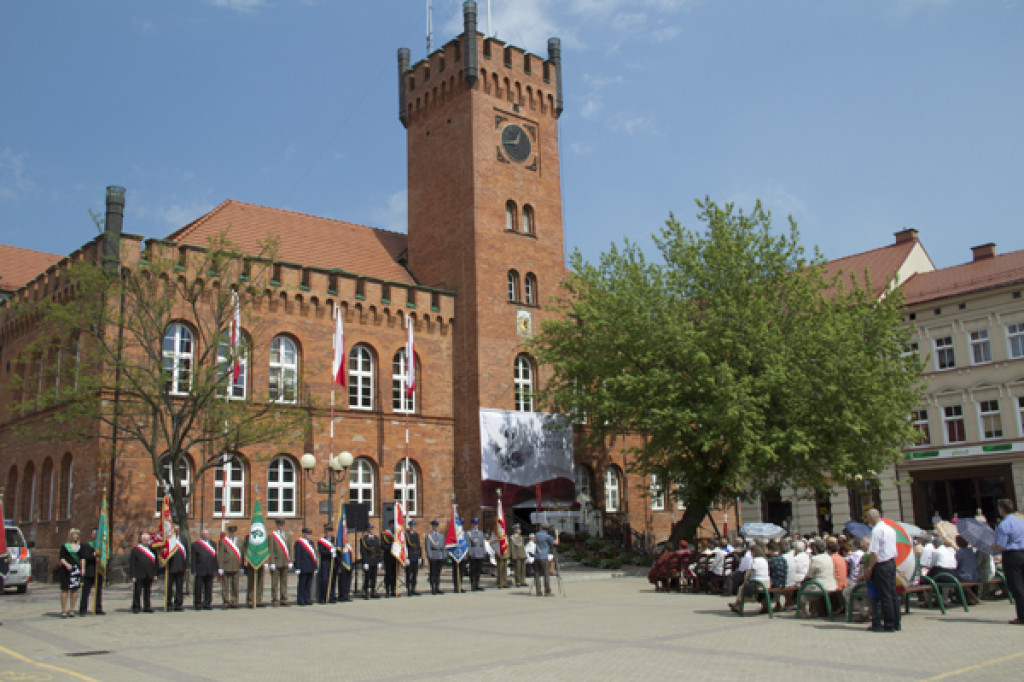 Rocznica 3 Maja przed ratuszem