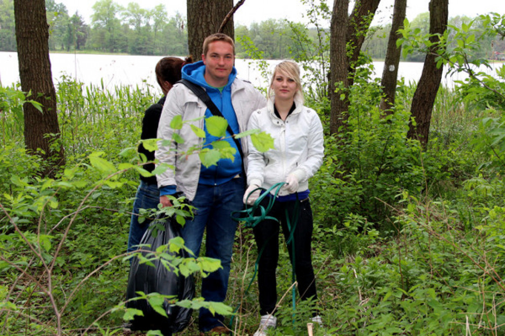 Sprzątanie brzegu jeziora