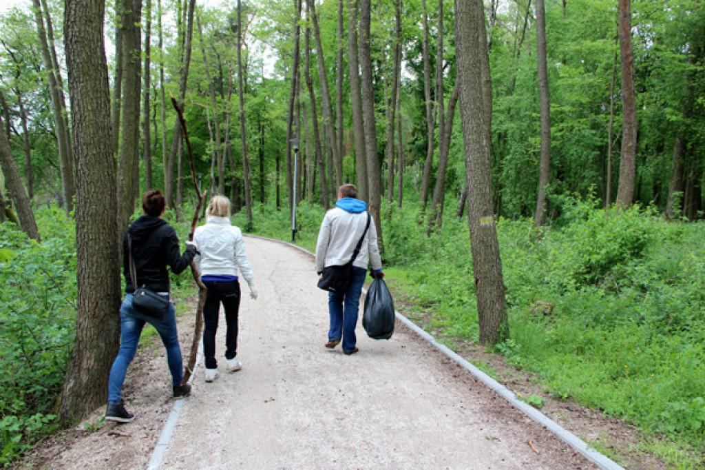 Sprzątanie brzegu jeziora