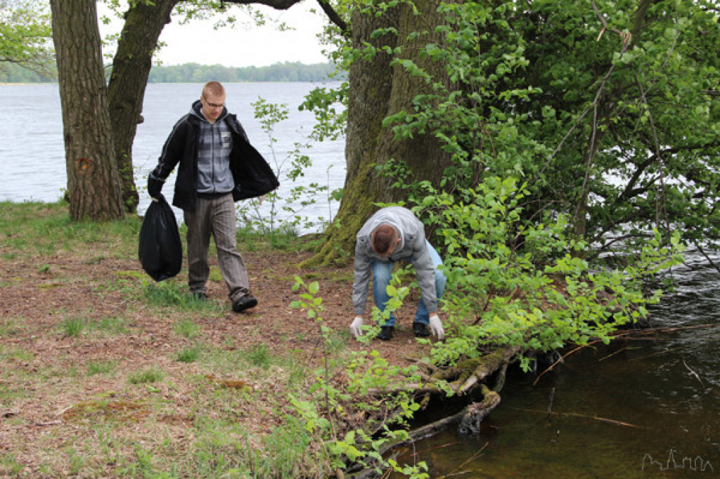 Sprzątanie brzegu jeziora