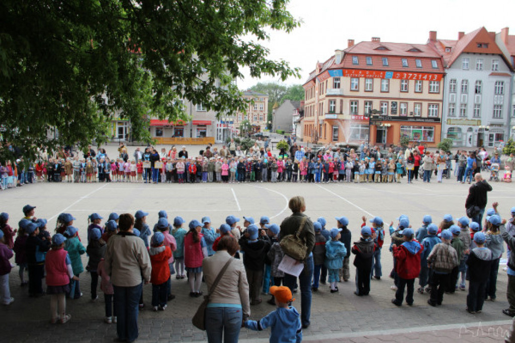 Przed ratuszem zakwitły niezapominajki ? jak świętują przedszkolaki