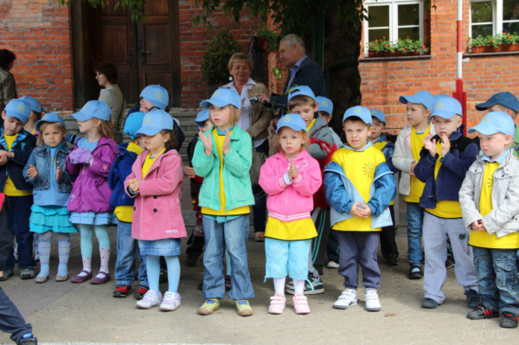 Przed ratuszem zakwitły niezapominajki ? jak świętują przedszkolaki
