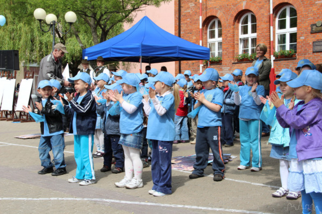 Przed ratuszem zakwitły niezapominajki ? jak świętują przedszkolaki