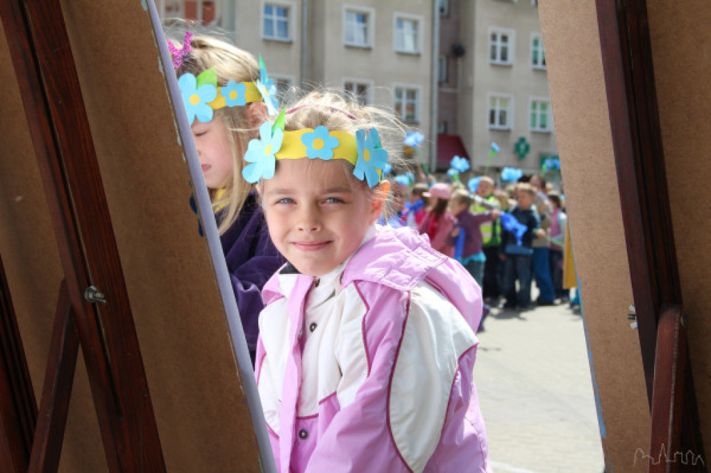 Przed ratuszem zakwitły niezapominajki ? jak świętują przedszkolaki