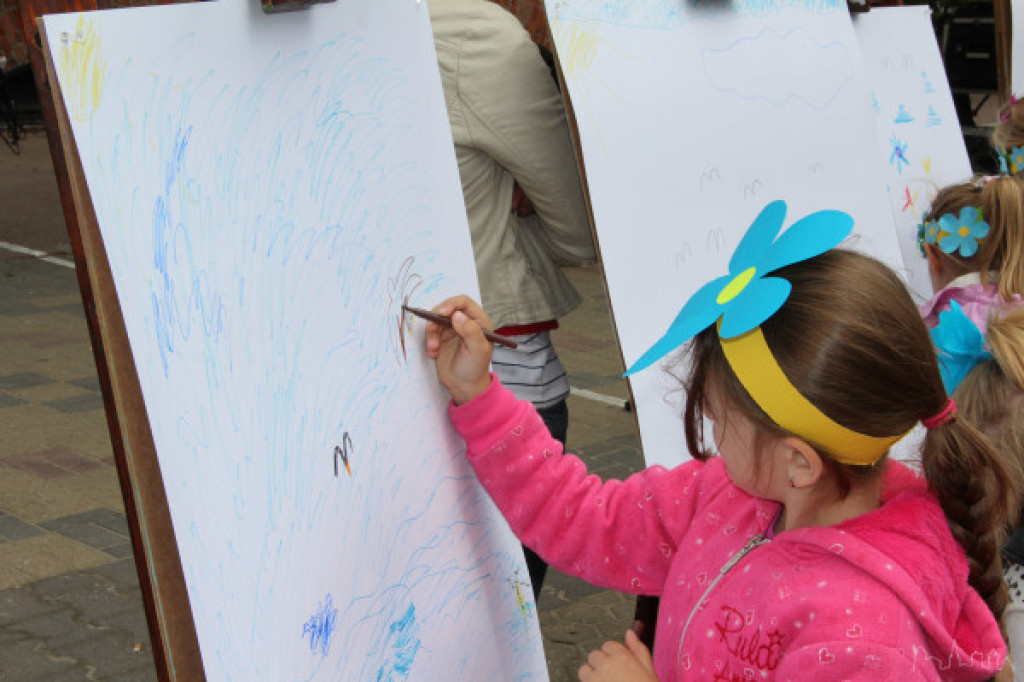 Przed ratuszem zakwitły niezapominajki ? jak świętują przedszkolaki