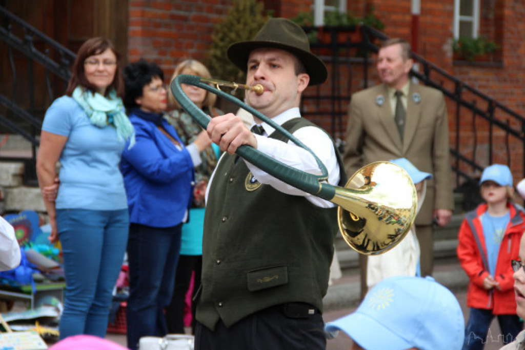Przed ratuszem zakwitły niezapominajki ? jak świętują przedszkolaki