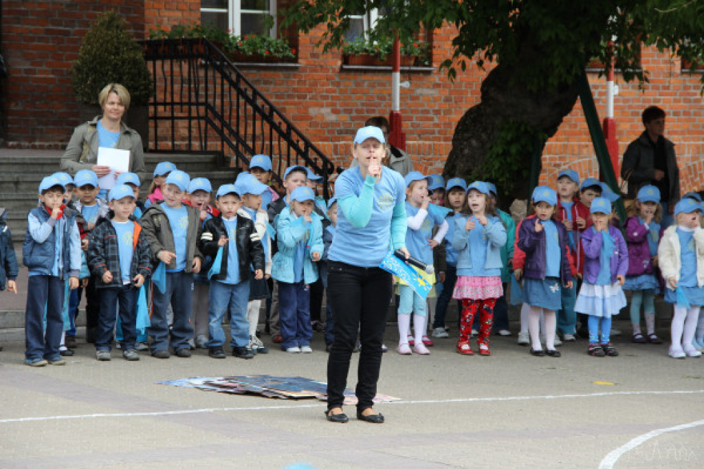 Przed ratuszem zakwitły niezapominajki ? jak świętują przedszkolaki