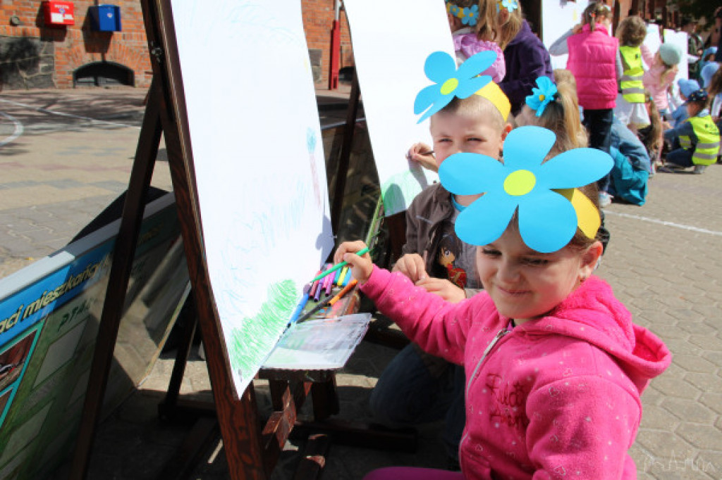 Przed ratuszem zakwitły niezapominajki ? jak świętują przedszkolaki