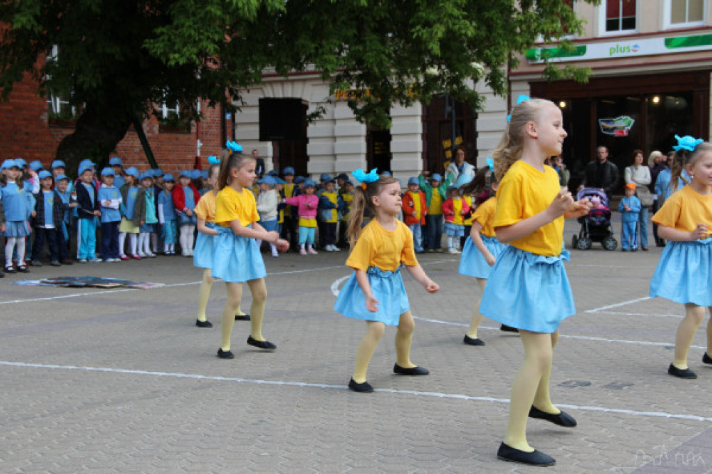 Przed ratuszem zakwitły niezapominajki ? jak świętują przedszkolaki