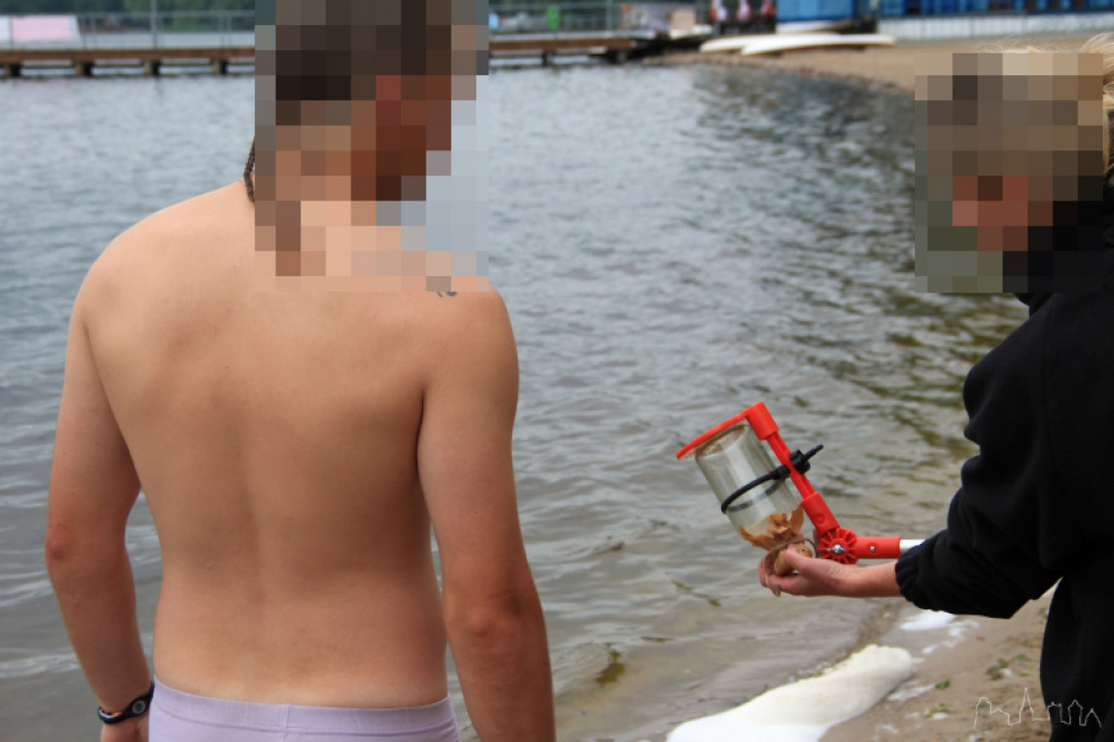 Pobieranie próbek wody na plaży 22.06.2012