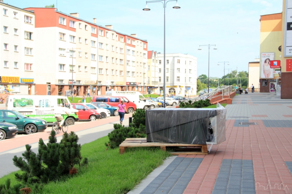 Nowe kosze i ławki na Wyszyńskiego