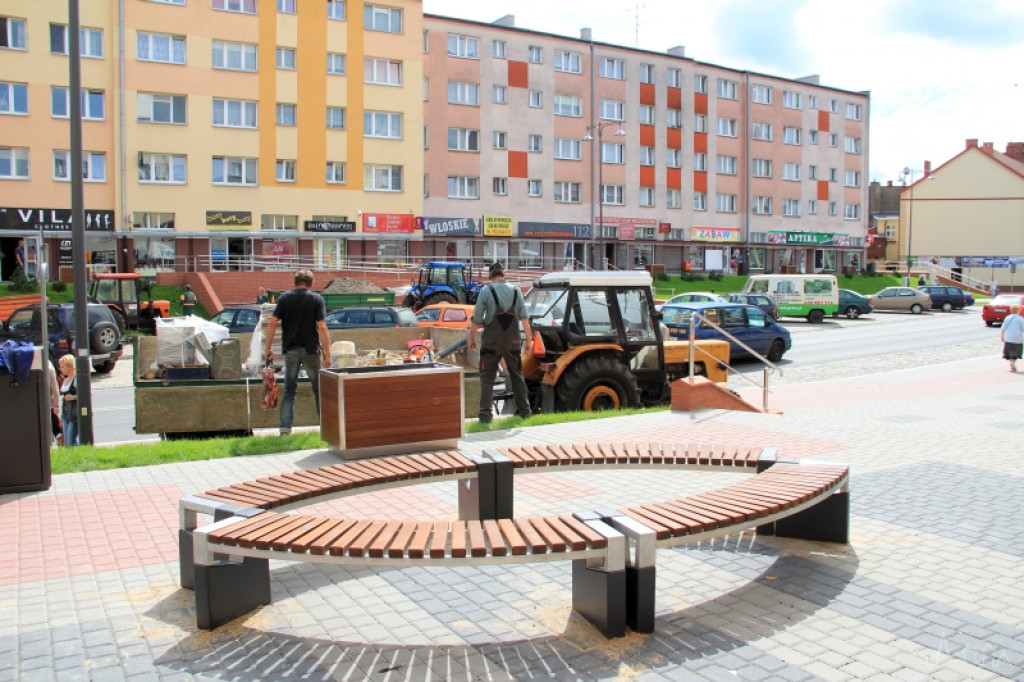 Nowe kosze i ławki na Wyszyńskiego