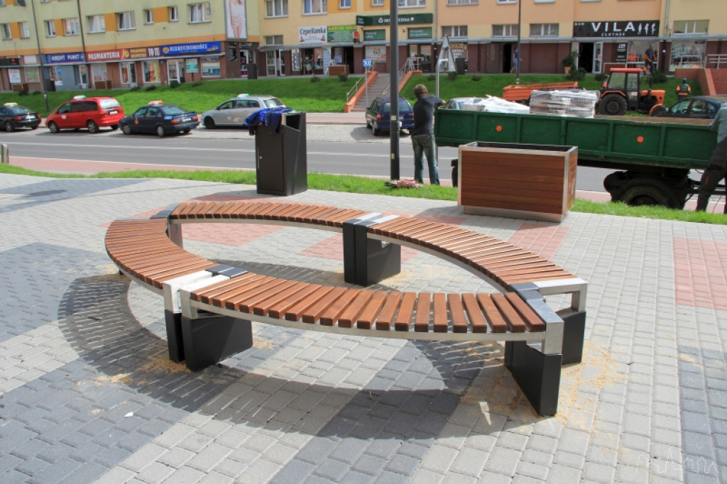 Nowe kosze i ławki na Wyszyńskiego