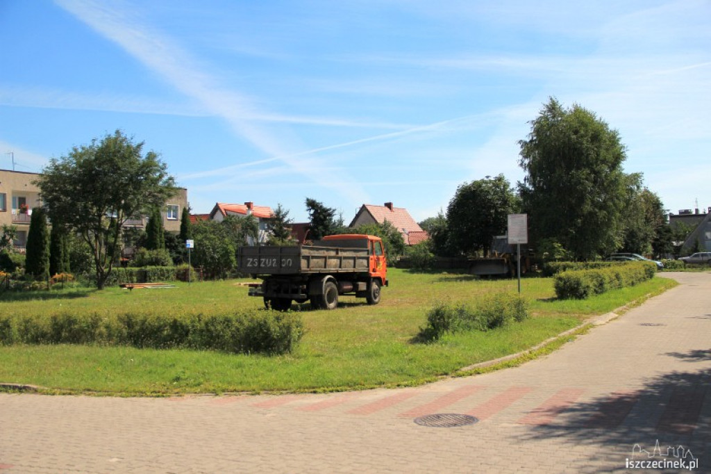 Muszkieterowie budują plac zabaw 24.07.2012