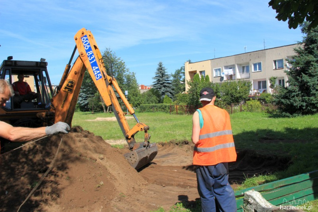 Muszkieterowie budują plac zabaw 24.07.2012