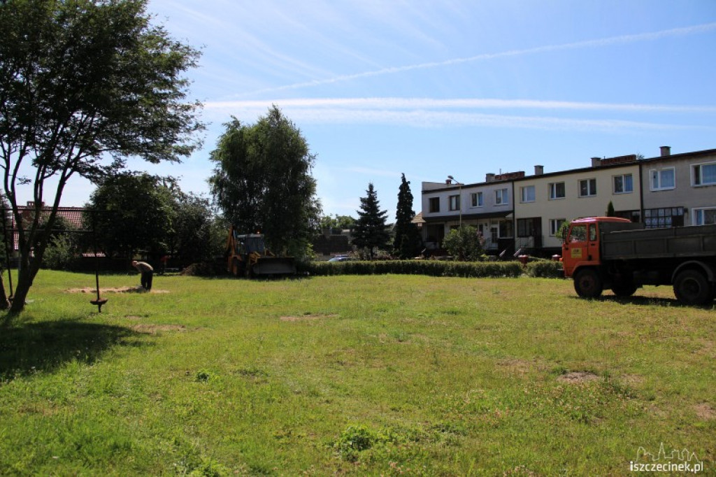 Muszkieterowie budują plac zabaw 24.07.2012