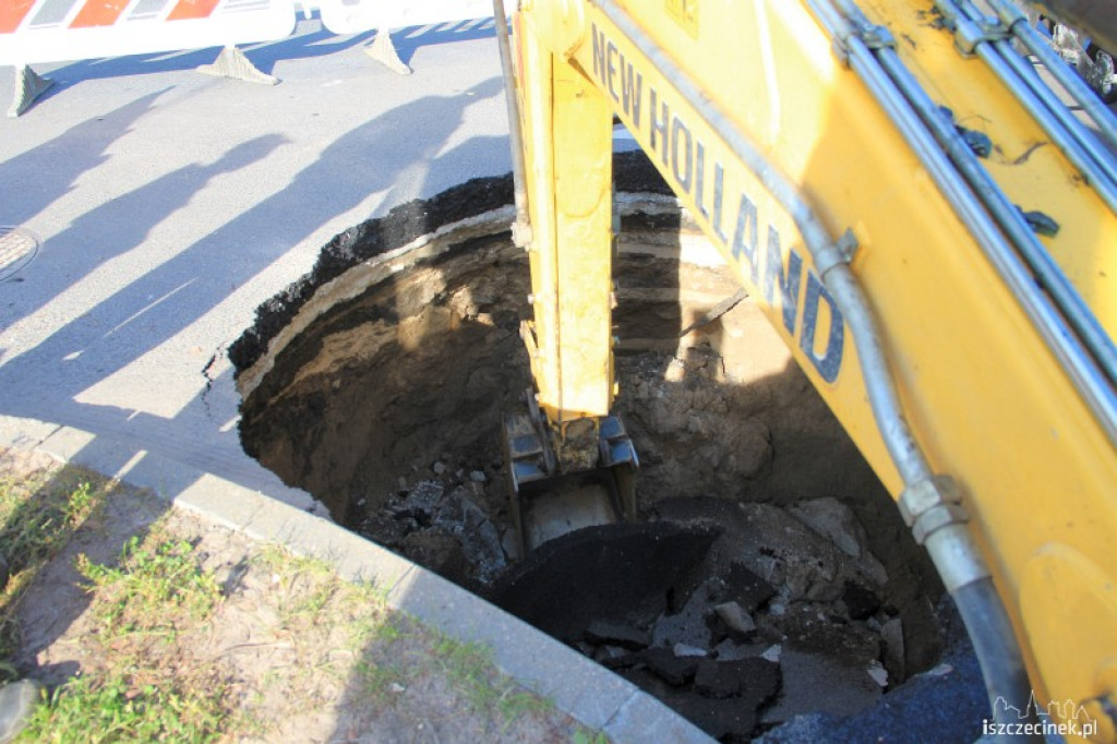 Wyrwa w jezdni wielkości samochodu 25.07.2012
