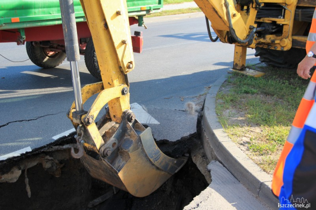 Wyrwa w jezdni wielkości samochodu 25.07.2012