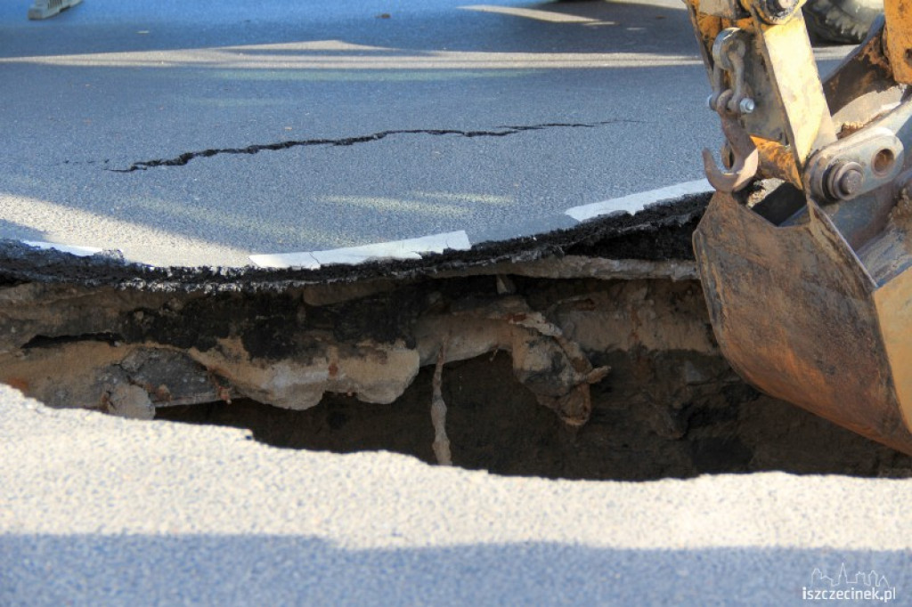 Wyrwa w jezdni wielkości samochodu 25.07.2012