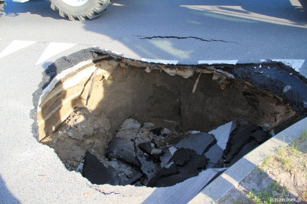 Wyrwa w jezdni wielkości samochodu 25.07.2012