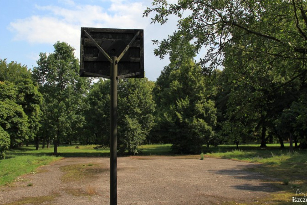 Boisko do kosza w parku 30.07.2012