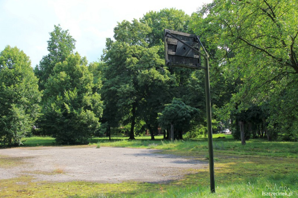 Boisko do kosza w parku 30.07.2012