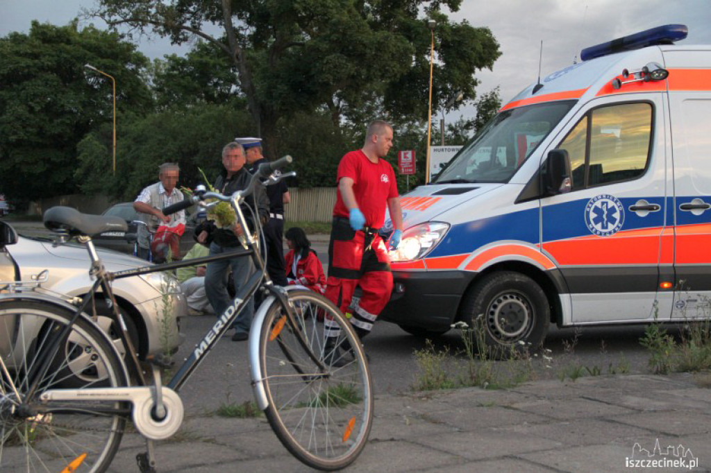Potrącenie rowerzystki na rondzie przy cmentarzu 04.08.2012