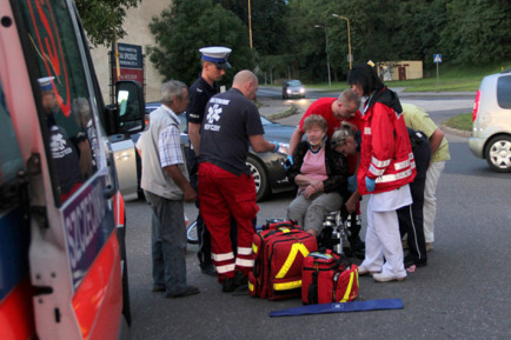 Potrącenie rowerzystki na rondzie przy cmentarzu 04.08.2012