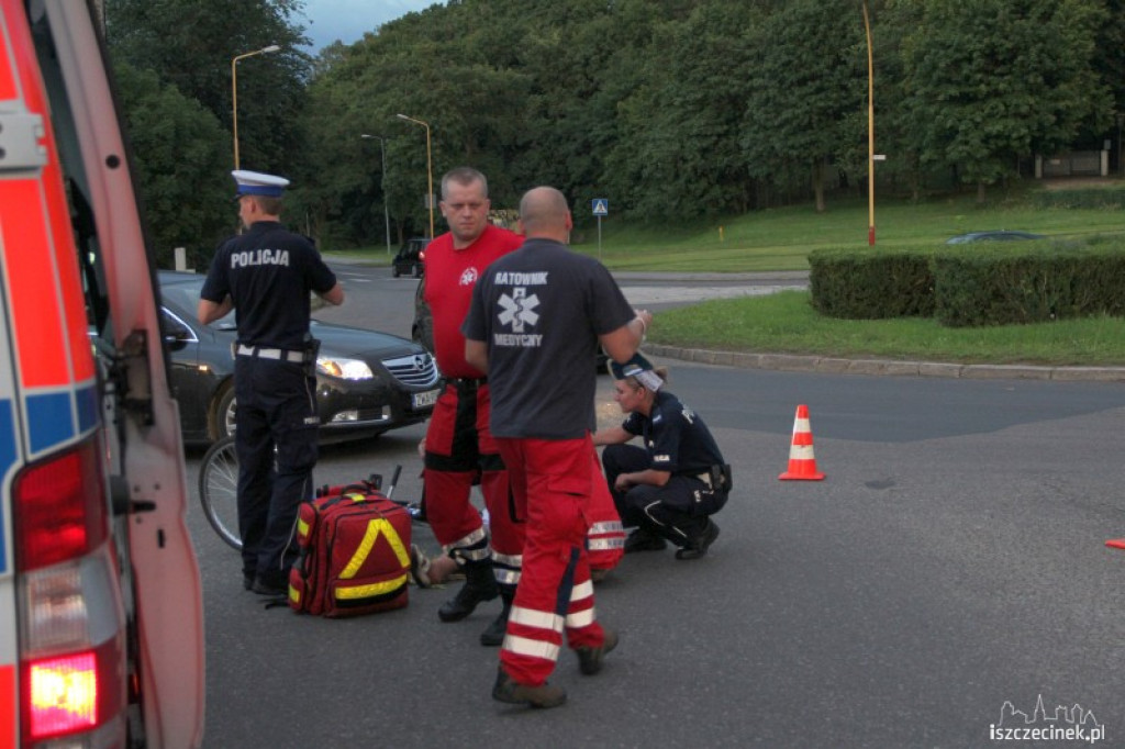 Potrącenie rowerzystki na rondzie przy cmentarzu 04.08.2012