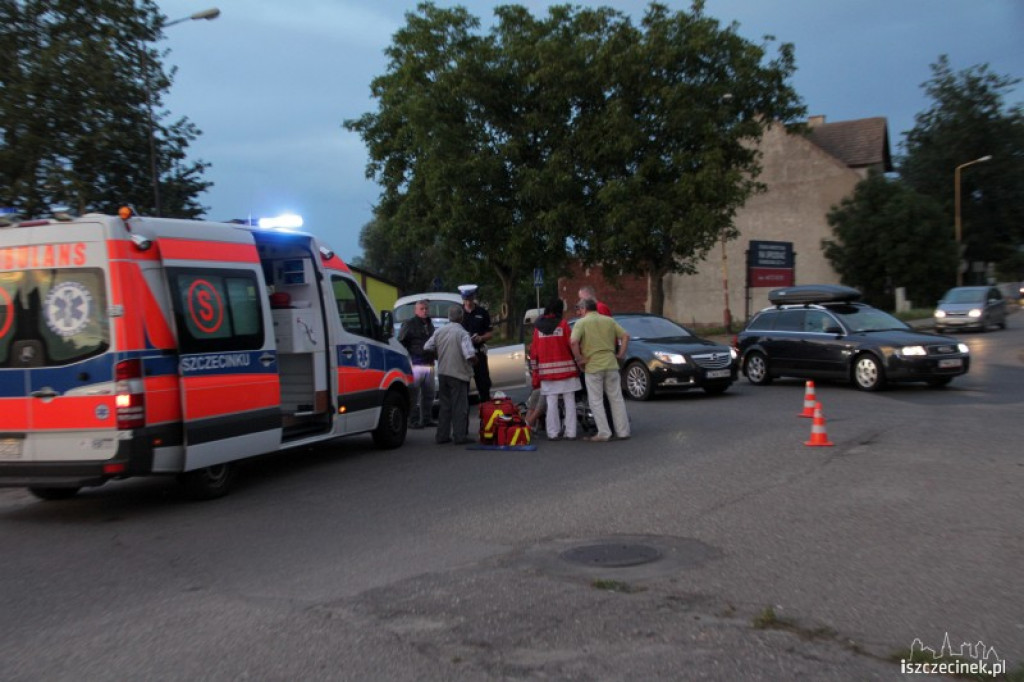 Potrącenie rowerzystki na rondzie przy cmentarzu 04.08.2012