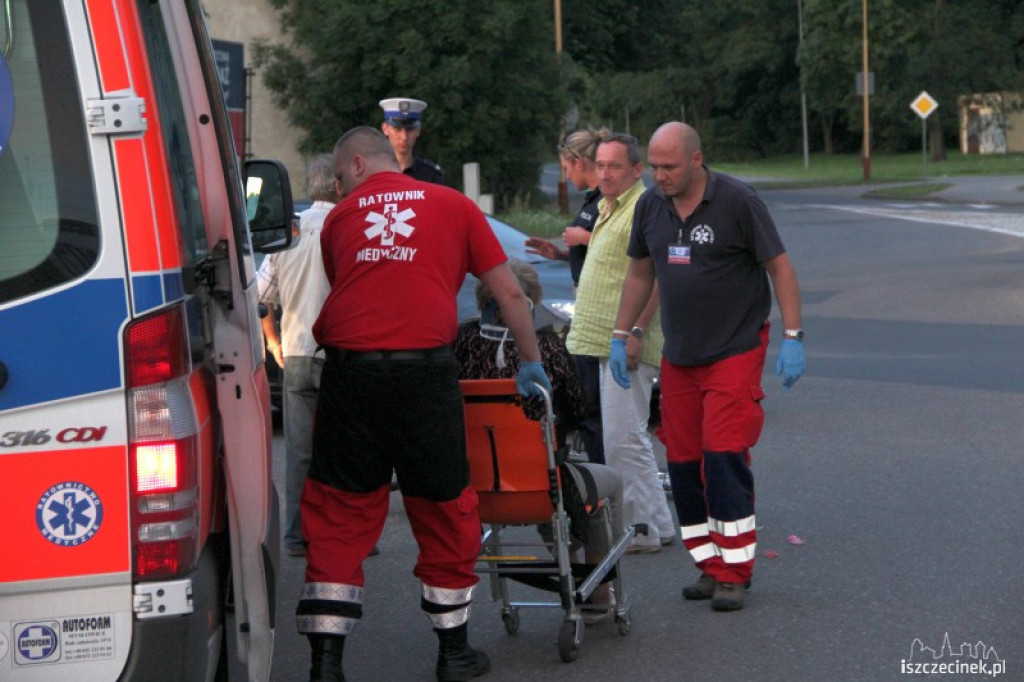 Potrącenie rowerzystki na rondzie przy cmentarzu 04.08.2012