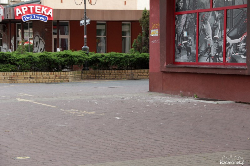 Spadający tynk na deptaku 05.08.2012