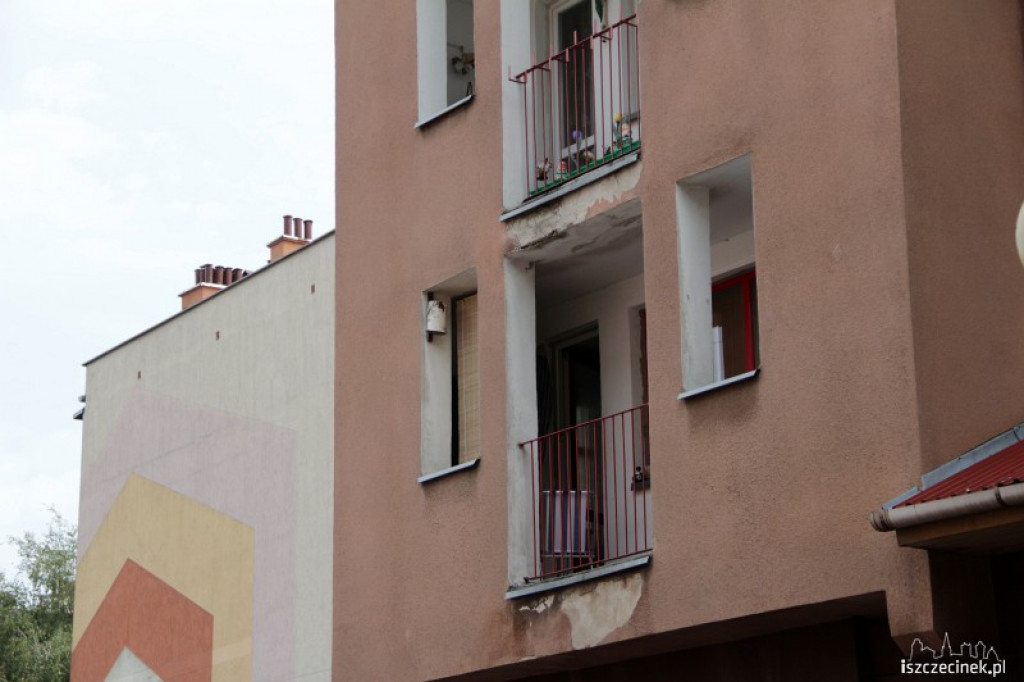 Spadający tynk na deptaku 05.08.2012