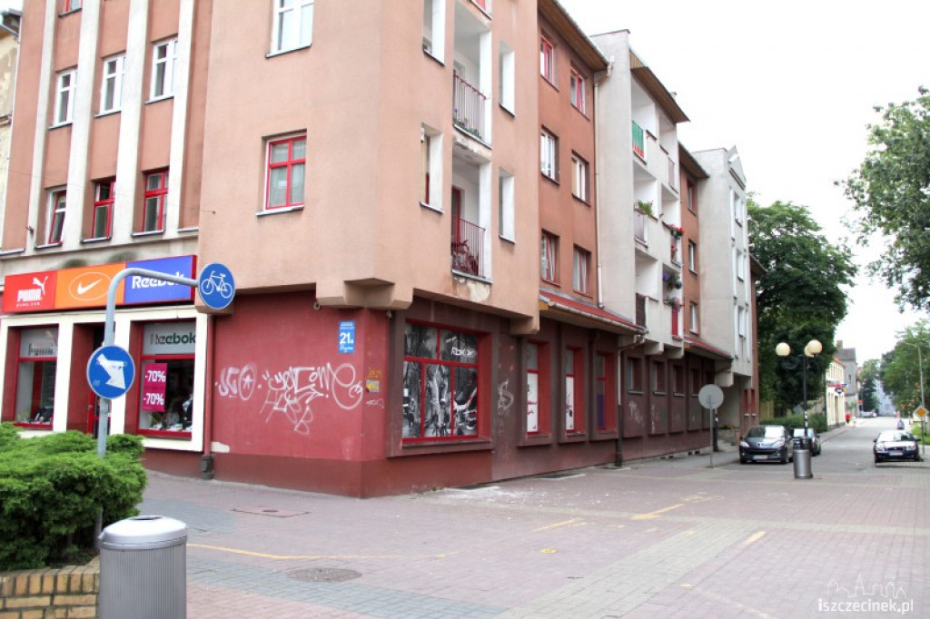 Spadający tynk na deptaku 05.08.2012