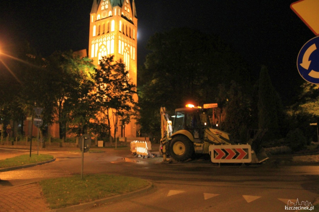 Awaria rury wodociągowej na rondzie 26.09.2012