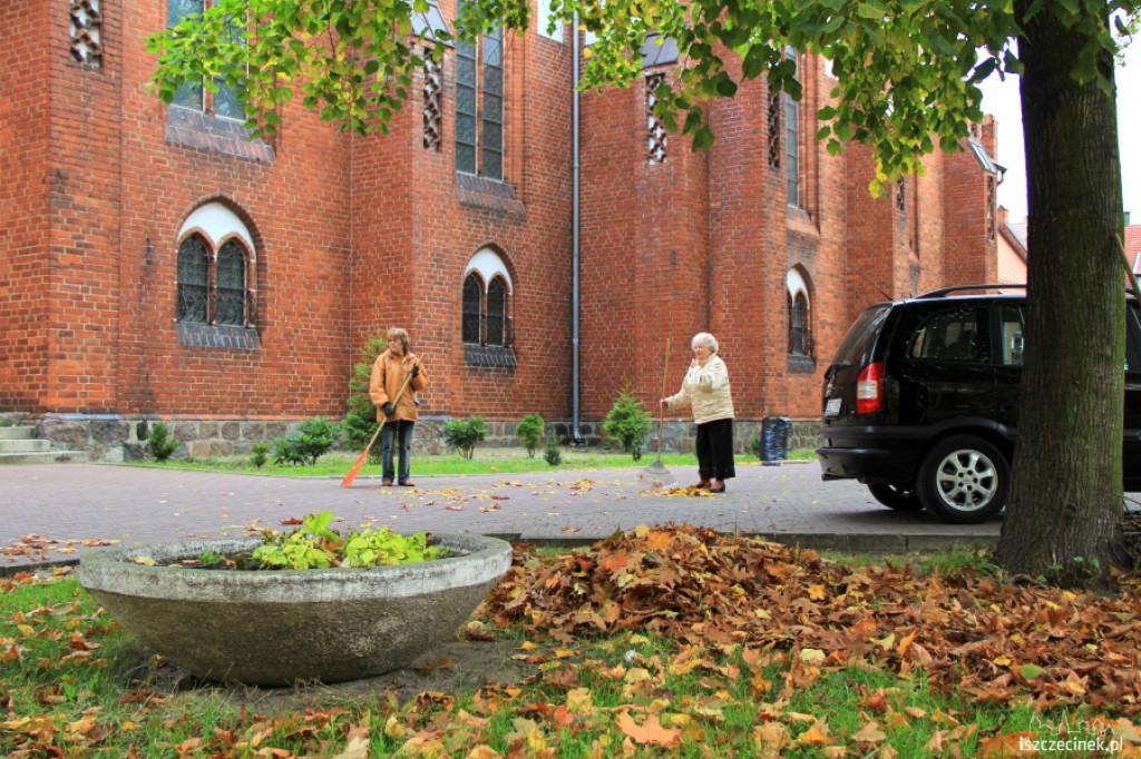 Akcja liść przy kościele 22.10.2012