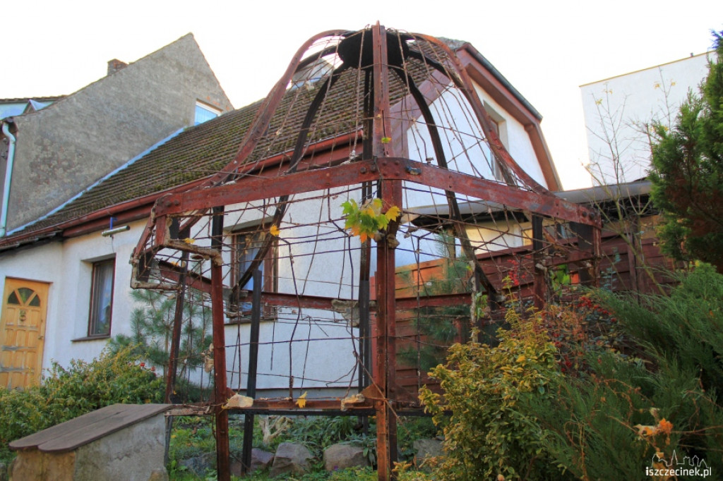 Część wieży w ogródku 26.10.2012