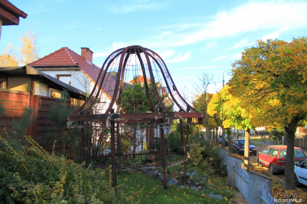 Część wieży w ogródku 26.10.2012