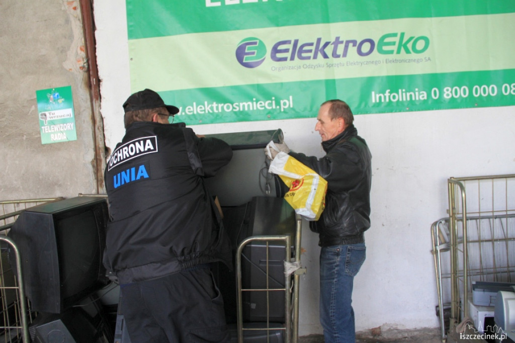 Wymiana elektrośmieci na kwiatki 27.10.2012