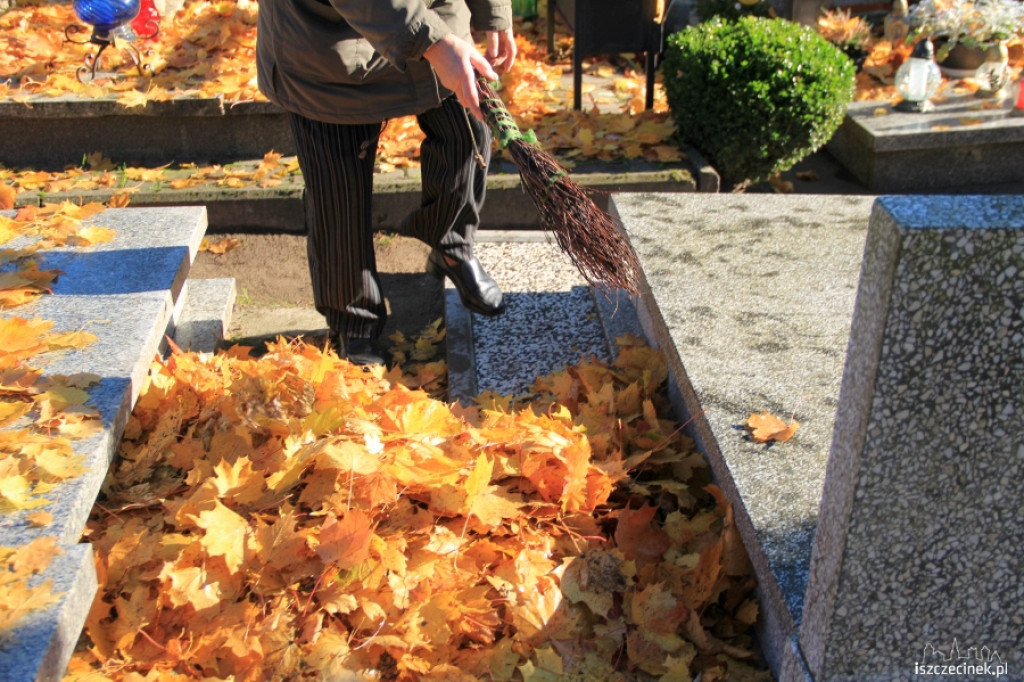 Porządki na cmentarzu przed 1 listopada 29.10.2012