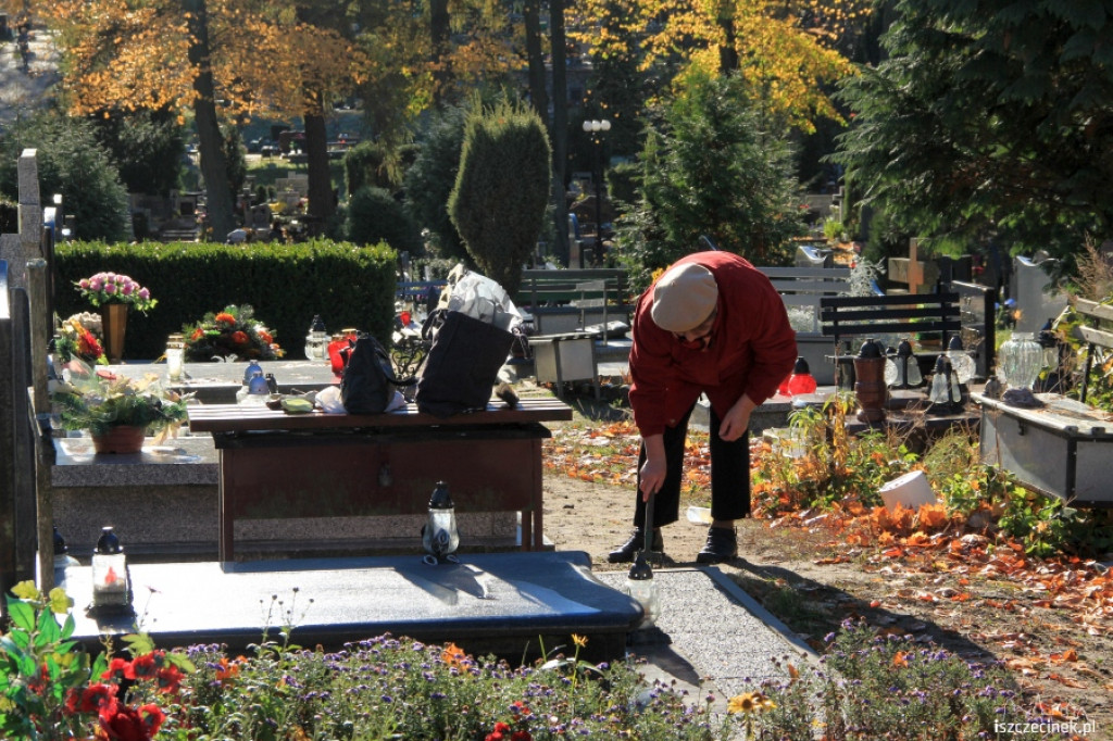 Porządki na cmentarzu przed 1 listopada 29.10.2012