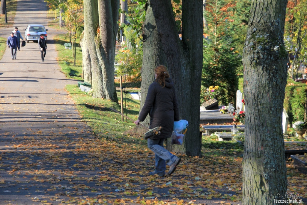 Porządki na cmentarzu przed 1 listopada 29.10.2012
