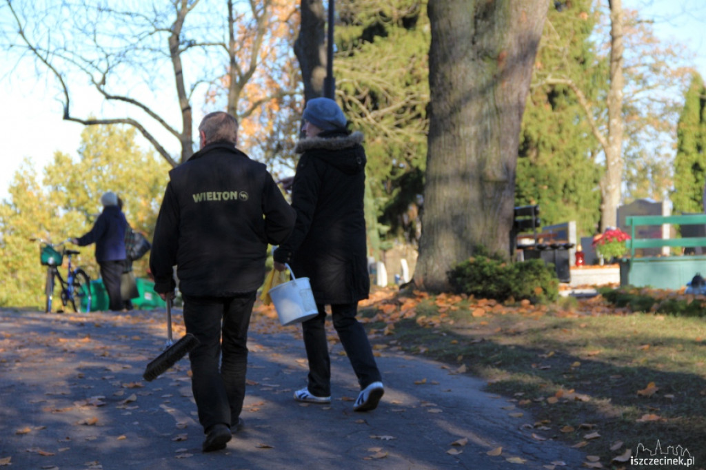 Porządki na cmentarzu przed 1 listopada 29.10.2012