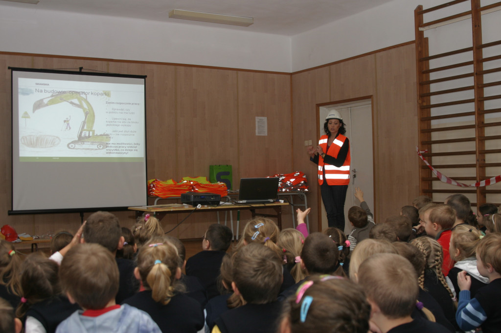 Budowa KPP w Szczecinku, SKANSKA dla dzieci 31.10.2012