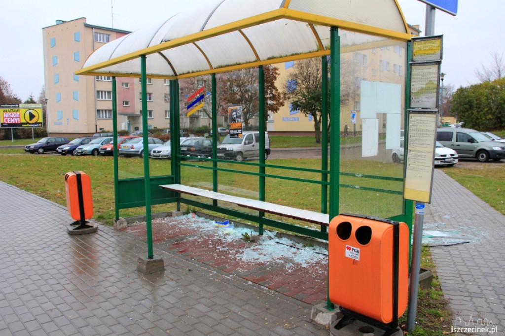 Zdewastowany przystanek 01.11.2012